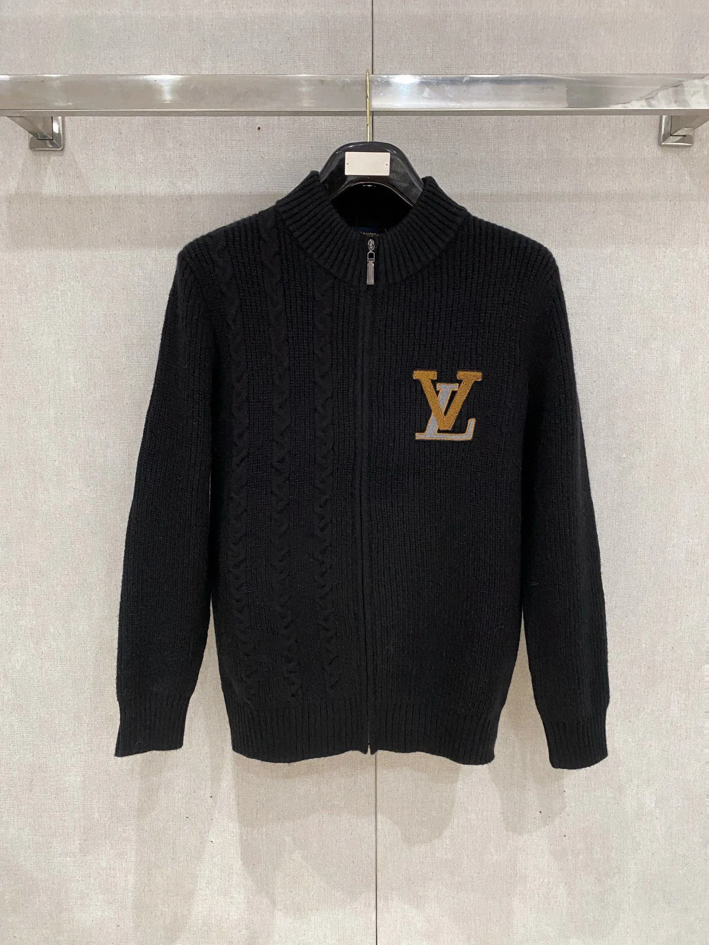 🅿️540 【LV Louis Vuitton】Autumn and winter classic cardigan sweater, in full condition! ! ! Wool blended fabric, the latest model in 2025, golden ratio! ! Slim-fitting soft gold, versatile and practical item, the combination and practicality are extremely powerful, simple and elegant, and classy! To create your own style, it is highly recommended to buy it in two colors. The standard slim fit tailoring process is suitable for both young and old men. It is knitted from wool and will not cause any discomfort! While keeping warm, it is stylish, textured and wearable, and the classic logo with contrasting colors on the chest feels in place! ! Recommended for regular customers! ! Size M-3XL (maximum wear: 190 pounds)